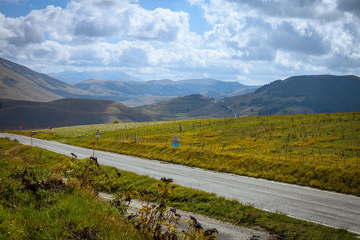 national-park-of-the-sibillini-mountains-fields-in-castelluccio-di-norcia-umbria-italy-(1)