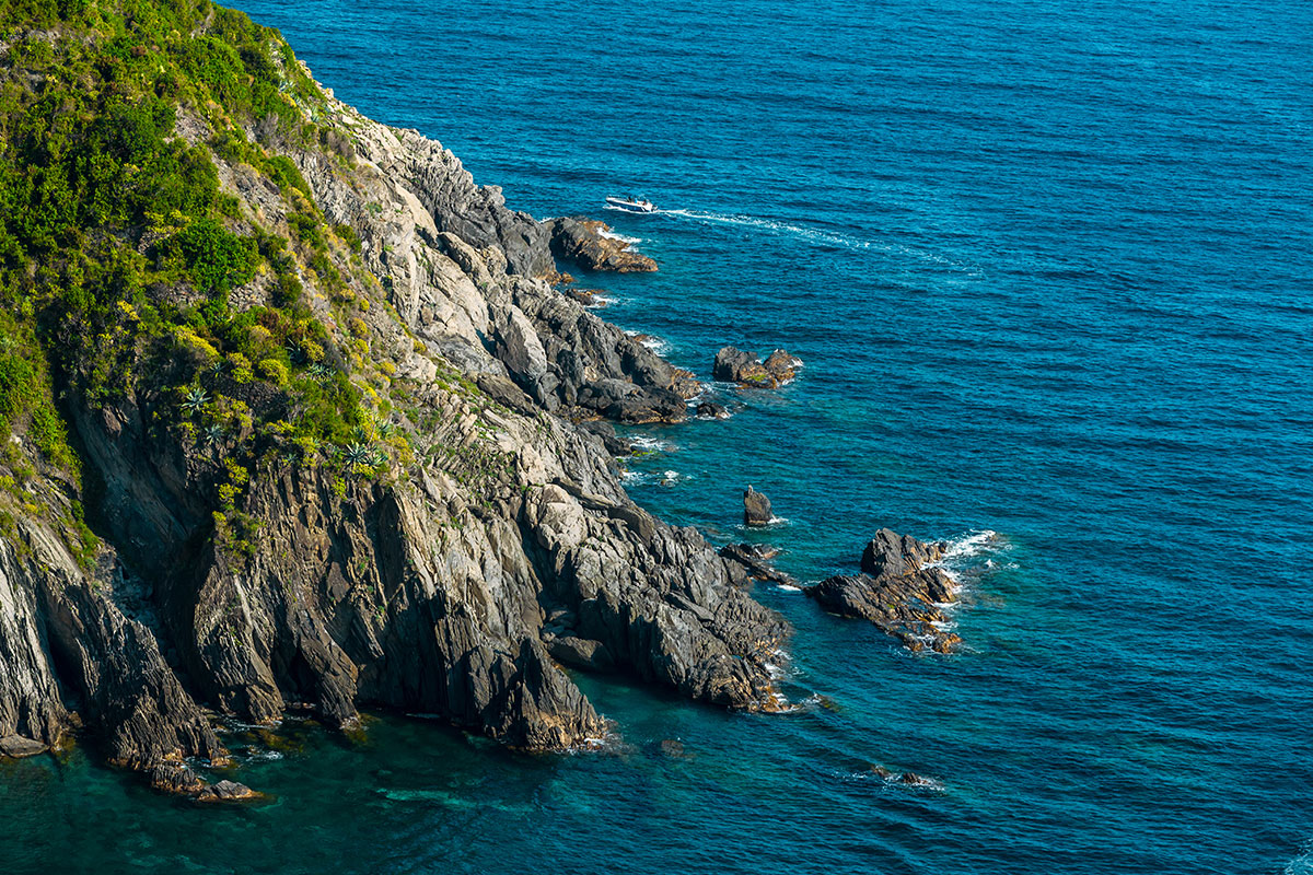 sea-and-rocks-in-cinque-terre-national-park-in-liguria-italy
